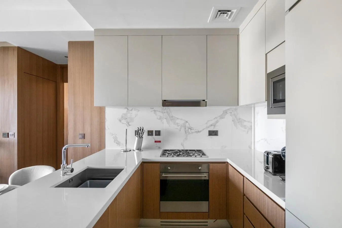 Stonetree - Luxury 1Br With High-Class Building Facilities Dubai Apartment